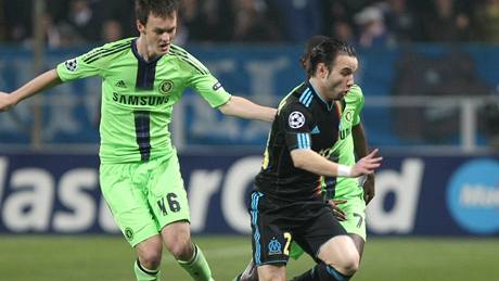 Valbuena z Marseille uniká zadákm Chelsea