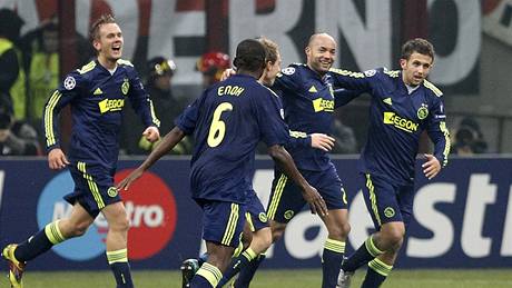 Fotbalisté Ajaxu se radují z gólu v síti AC Milán