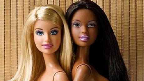 Barbie v kalendái jako lesba