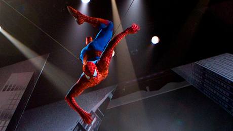 Herec visící na lan v muzikálu Spider-Man