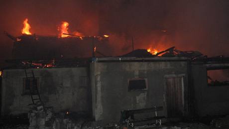 Požár poloroubeného rodinného domku v Brništi na Českolipsku.