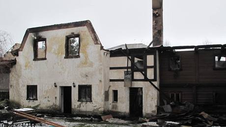 Následky požáru poloroubeného rodinného domku v Brništi na Českolipsku.
