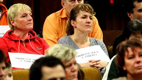 Stávkující naslouchají �e�ník�m v sálu liberecké krajské nemocnice.