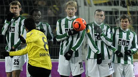 PÍMÝ KOP. Nuri Sahin z Dortmundu zahrává pímý kop proti týmu Karpary Lvov v Evropské lize.