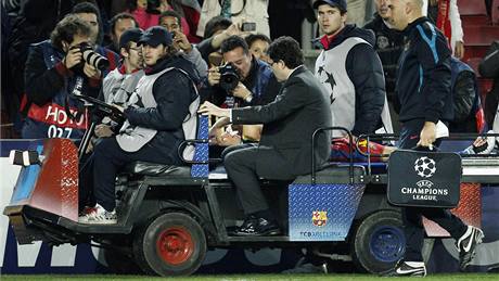 POJÍZDNÁ NOSÍTKA. V Barcelon hráe nenosí poadatelé na nosítkách, ale vozí na malém autíku. Hit opoutí Bojan Krkic.
