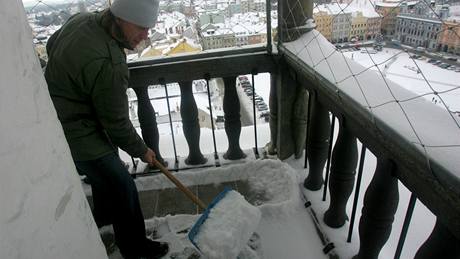 Správce Jan Vanura odklízí sníh z ochozu ve. 