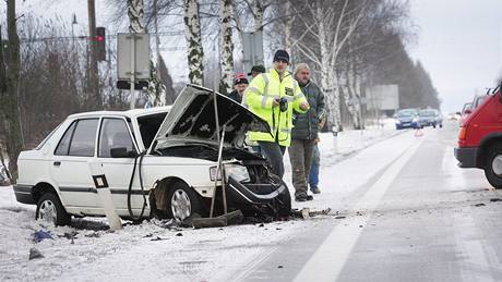 Sráka peugeotu a Fordu Transit se obela bez zranní. V míst nehody se ale tvoily kolony. 