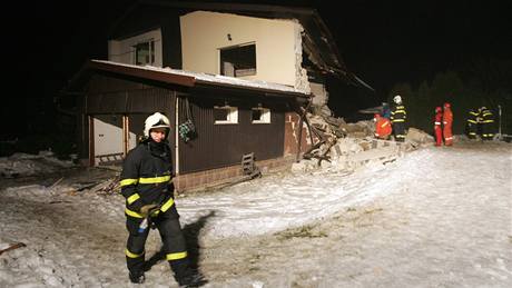 Exploze zniila v Petrovicích u Karviné tetinu dvoupatrového domu a jedna stna se zcela zítila.