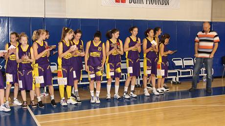 �trnáctileté basketbalistky Slovanky se svým trenérem Ji�ím Tou�kem