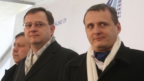 Otev�ení nového dálni�ního úseku se zú�astnill premiér Petr Ne�as a ministr dopravy Vít Bárta. 