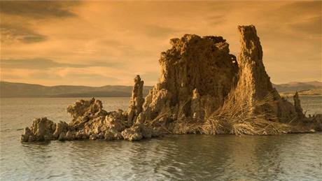 Jezero Mono Lake v Kalifornii, kde vdci z NASA objevili "podivnou" formu ivota 
