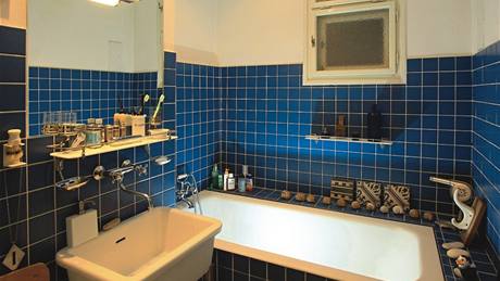 Modrá koupelna. Litinová vana je pvodní, umyvadlo kdysi slouilo v chemické laboratoi