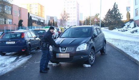 Nissan se klouzal Ohradní ulicí. Okrská Tomá Parýzek jej spolen s kolemjdoucím muem zastavili.