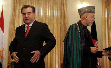 Prezident Tdikistnu Emomali Rahmon a jeho afghnsk protjek Hamd Karz (vpravo)