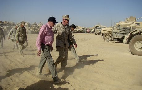 Zvltn vyslanec v Afghnistnu a Pkistnu Richard Holbrooke (vlevo) a pi nvtv americkch jednotek v provincii Hlmand (21. ervna 2010)