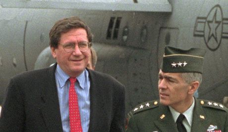Richard Holbrooke (vlevo) a generl Wesley Clark na sarajevskm letiti (29. z 1995)