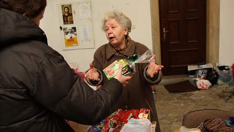 Plzeská charita zaala pijímat vánoní dárky pro potebné