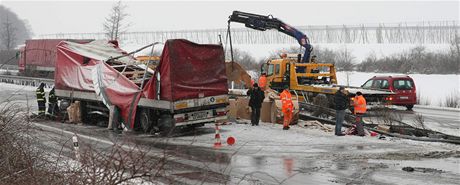 Polsk kamion s paprem zablokoval v sobotu rno silnici R35 ve smru na Ostravu.