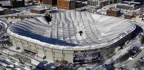 Propadl stecha stadionu Minneapolis Metrodome