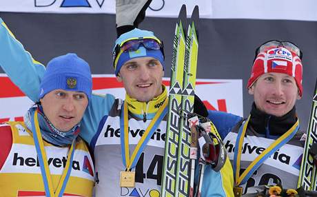 Stupn vítz po závodu SP v Davosu: zleva druhý Alexander Legkov, vítz Alexej Poltaranin a tetí Luká Bauer