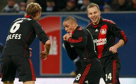 KADLECOVA RADOST. esk obrnce Leverkusenu Michal Kadlec (vpravo) slav trefu Sidneyho Sama proti fotbalistm Hamburku.