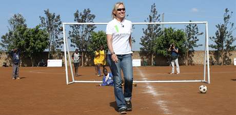 Ped svým pokusem o zdolání Kilimandára si Martina Navrátilová zahrála v Nairobi s keskými dtmi fotbal