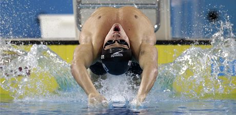 PO ODRAZU. Americký plavec Ryan Lochte po startu na trati 200 metr znak