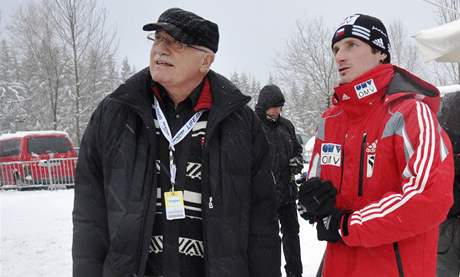 EKÁNÍ S PREZIDENTEM. Za skokany do Harrachova pijel i prezident Václav Klaus.