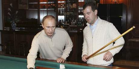 Vládní tandem: premiér Vladimir Putin a prezident Dmitrij Medvedv (3. prosince...