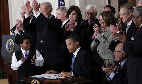 Barack Obama podepisuje zdravotn reformu, jeho tm se raduje (23. bezna 2010)