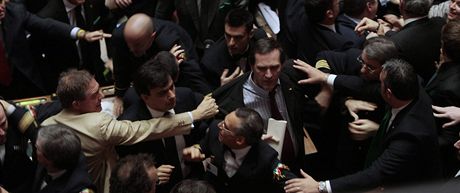 Rvaka v italskm parlamentu bhem hlasovn o nedve Bersluconiho vld (14. prosince 2010)