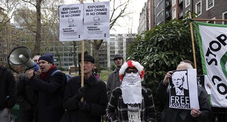 Assangeho pznivci ped londnskm soudem (14. prosince 2010)
