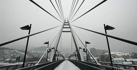 Nejvzhlednjí stavbou Ústí nad Labem je Mariánský most z roku 1998.