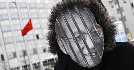 Demonstrant s maskou uvznnho disidenta Liou Siao-poa ped nskou ambasdou v Berln. (10. prosince 2010)