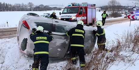 Hasii vyproují pevrácené auto, ilustraní foto