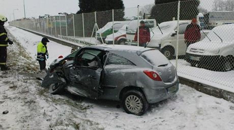 Opel 85letého idie po nehod u Roudnice.