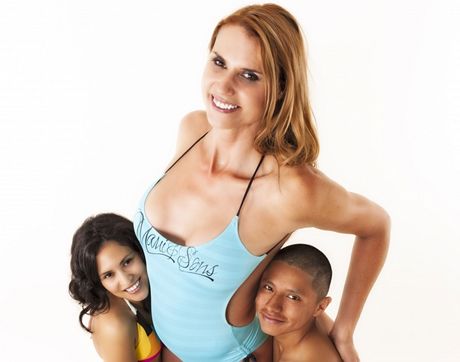 Nejvy modelka Amazon Eve s kamardem Jeronimem Nixem a trpasli modelkou Qeydou Penate 