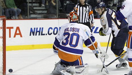 Brankø New Yorku Islanders Dwayne Roloson prvì inkasoval gl z hole Sergeje Kosticyna z Nashvillu.