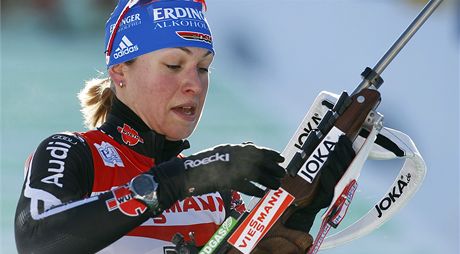 A RYCHLE DL. Nmeck biatlonistka Magdalena Neunerov hz puku na zda a za malou chvli pob dl.