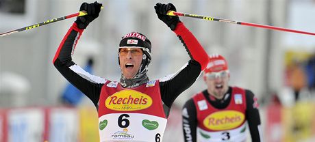 VÍTZ. Rakuan Mario Stecher se raduje z vítzství v závod Svtového poháru v severské kombinaci.