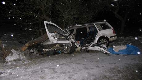 Pi nehod u Majdaleny zemel 54letý cizinec. S vozem VW Golf narazil do stromu. 