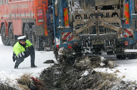 Pi nehod popelskho auta v Malm Dubinm zemel 40let popel. Auto spadlo do pkopu a pimklo ho. 