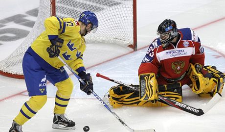 véd Niklas Persson v anci ped ruským gólmanem Vasilike Koekinem.