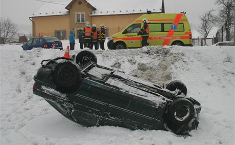 idika fordu nezvládla prjezd zasnenou zatákou a skutálela se s autem ze svahu.