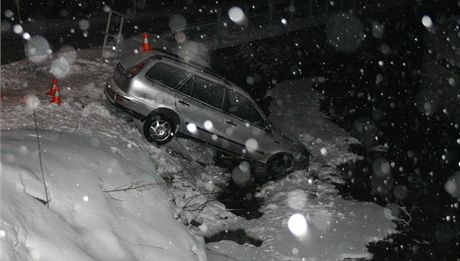 ofr fiatu nepizpsobil rychlost, dostal na snhu smyk a zastavil a v potoce.