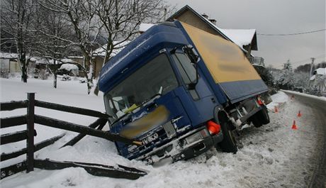 idi nkladnho auta se vyhbal dalmu vozu, kter ho omezil v jeho jzdnm pruhu, a zasnen krajnice ho jeho auto neunesla.