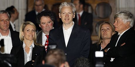 Julian Assange se ped soudn budovou objevil se svmi pteli, ekaly ho stovky novin a pznivc (16. prosince 2010)