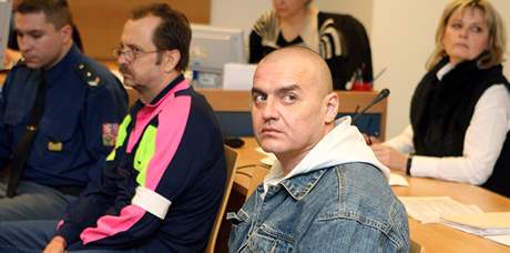 Patrik Botlík a Zdenk Hulík (s brýlemi) dostali u zlínského soudu za vradu 25 a 21 let.