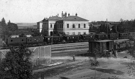 Pohled na havlíčkobrodské nádraží (tehdy ještě v Německém Brodě) z roku 1905 přes koleje.