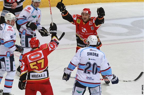 Hokejisté Hradce (v erveném) Jan Hruka a Jaroslav Roubík se radují z gólu proti Chomutovu.